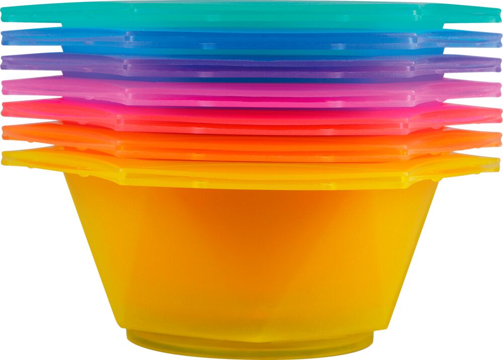 goldwell-faerbeschalen-im-mehrfarbigen-stapel-fuer-das-anmischen-von-haarfarbe-im-salon