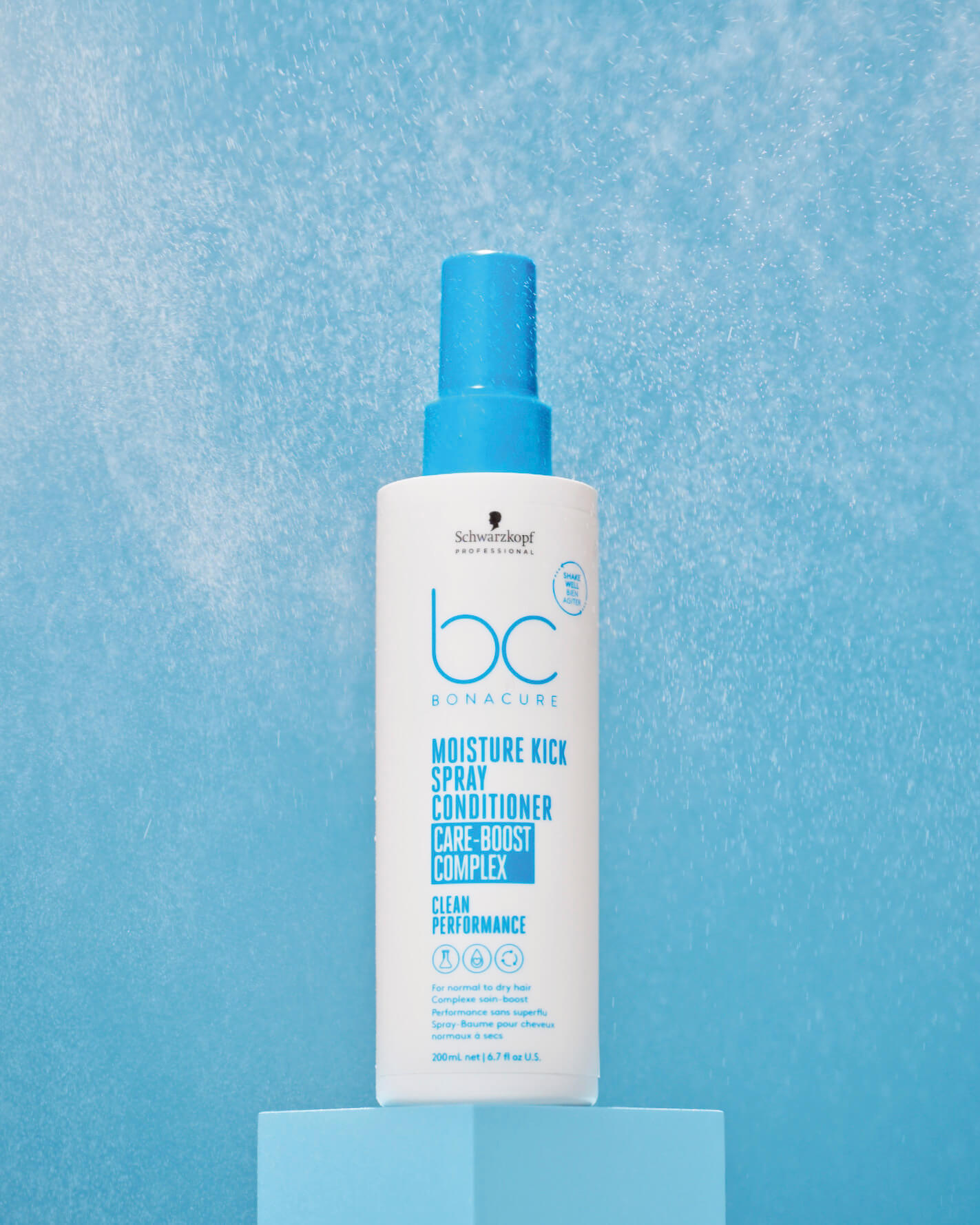 schwarzkopf-professional-bc-bonacure-moisture-kick-spray-conditioner-leave-on-200ml-weisse-flasche-blaue-schrift-blauer-hintergrund-mit-spruehnebel