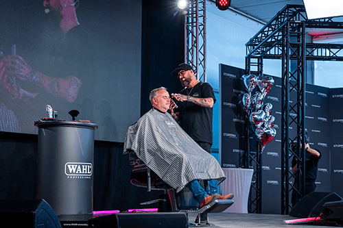 stopperka-hausmesse-wahl-professional-barber-vorfuehrung-mit-model-auf-der-buehne-bild-von-imsalon