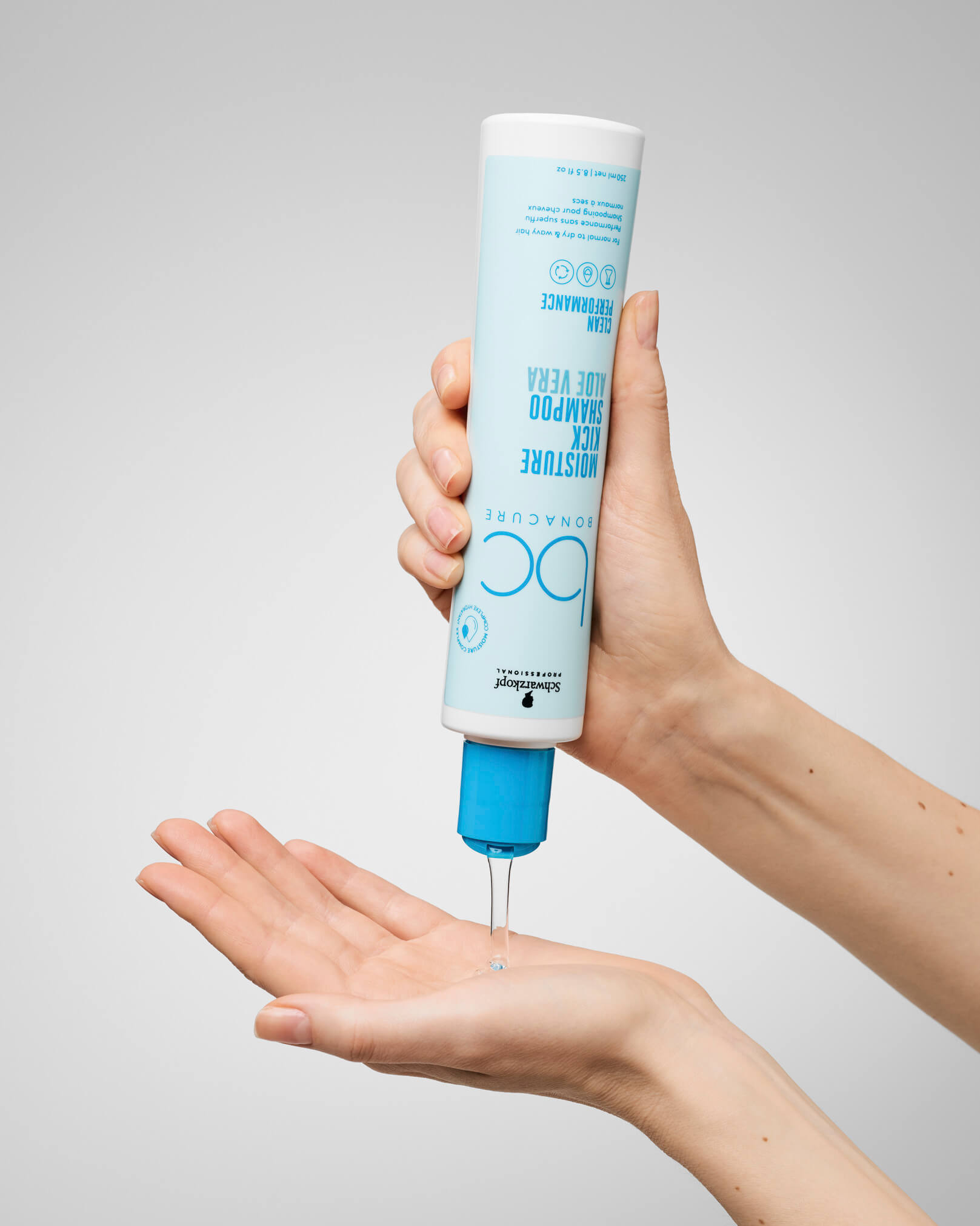 schwarzkopf-professional-bc-bonacure-moisture-kick-aloe-vera-shamppo-250-ml-flasche-plus-durchsichtige-konsistenz-auf-hand