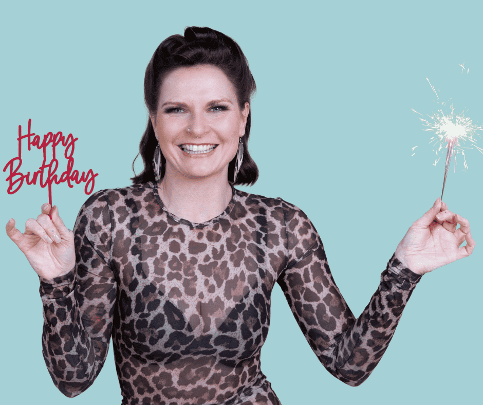 hausmesse-model-maxi-mit-wunderkerze-und-happy-birthday-schild-in-der-hand