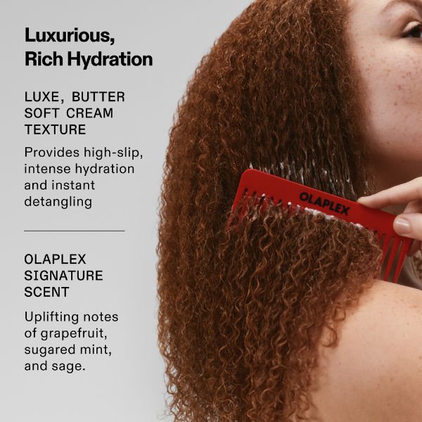 teaser-anwendungsbild-des-olaplex-no-5-curl-conditioners-beim-entwirren-von-lockigem-haar