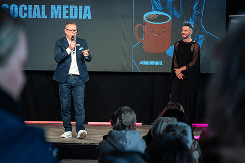 stopperka-hausmesse-mit-daniel-golz-und-geschaeftsfuehrer-bodo-hillers-beim-social-media-vortrag-bild-von-imsalon