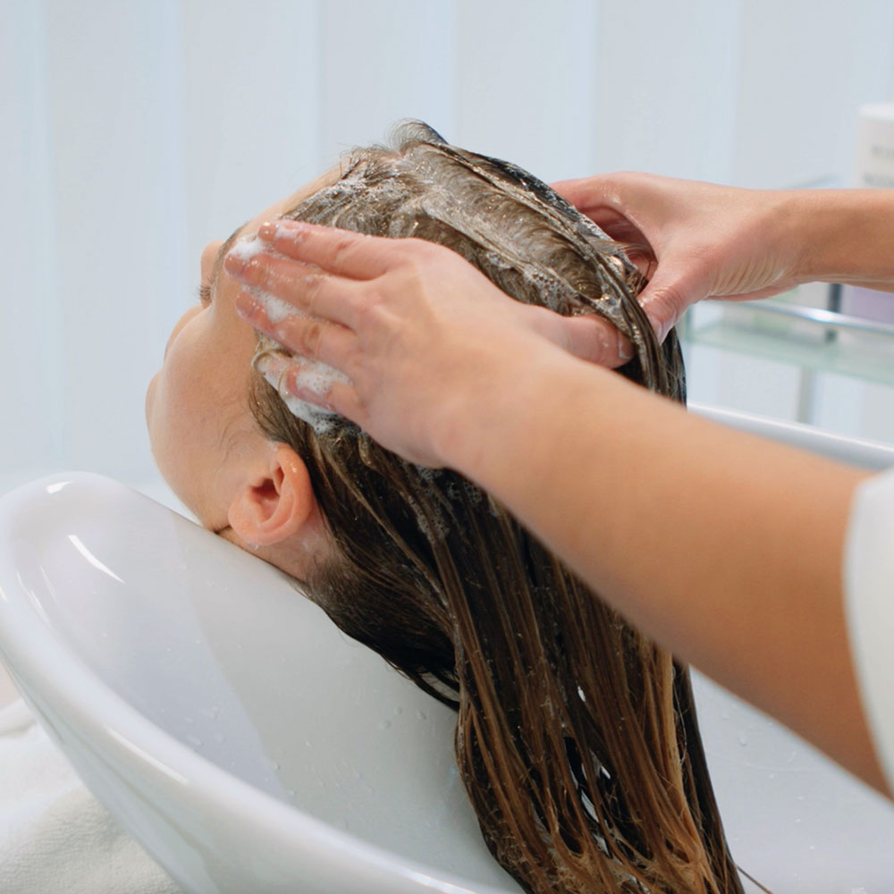 revlon-professional-re-start-balance-scalp-soothing-cleanser-fuer-empfindliche-kopfhaut-anwendung-beim-haare-waschen