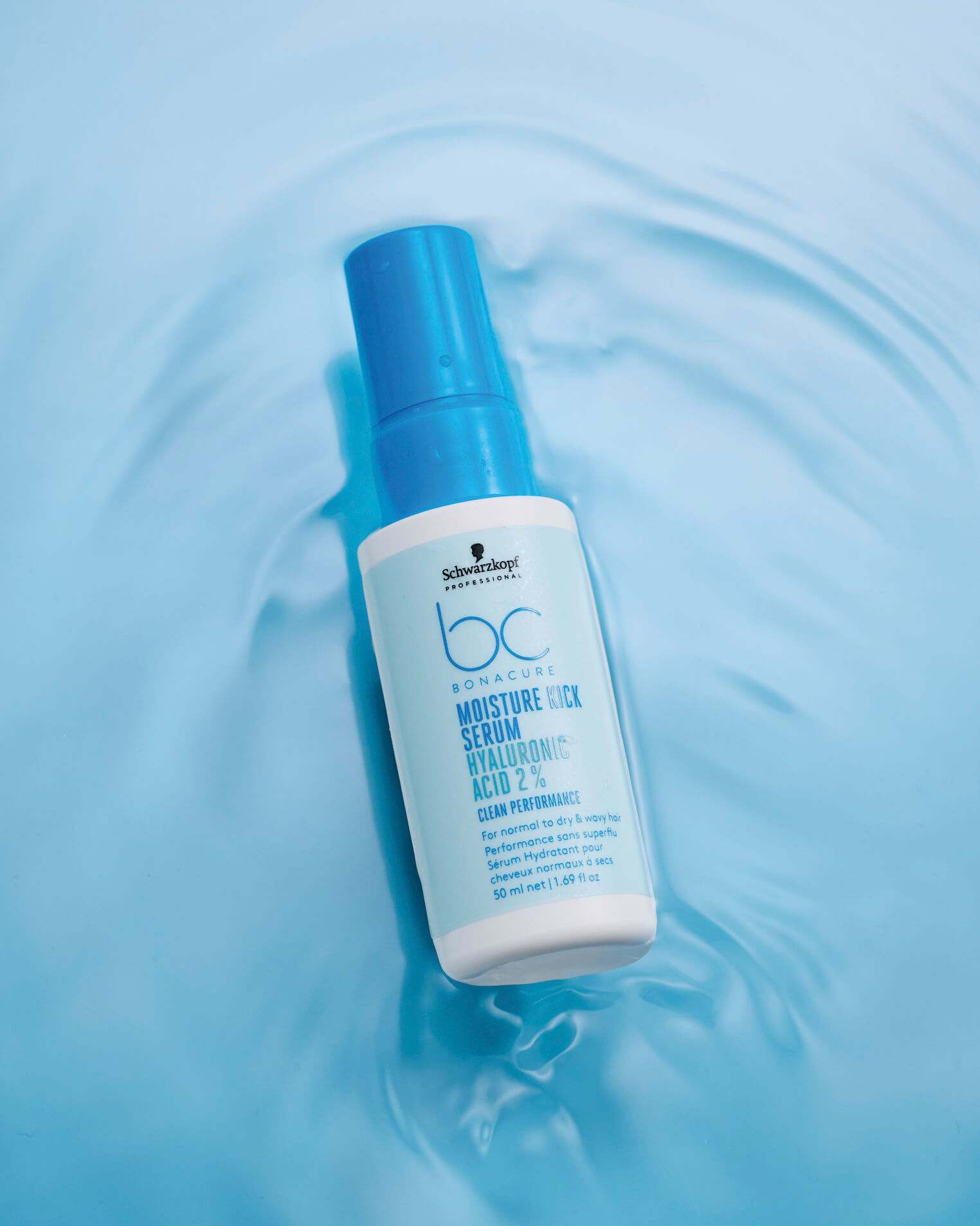 schwarzkopf-professional-bc-bonacure-moisture-kick-serum-mit-hyaluronsaeure-fuer-normales-bis-trockenes-und-welliges-haar-50ml-auf-blauem-hintergrund