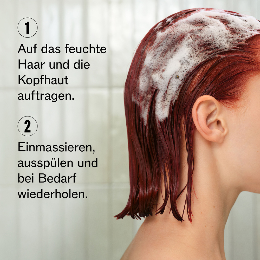 wella-professionals-ultimate-color-shampoo-anwendungsbild-mit-schaum-im-roten-haar-und-hinweis-zur-anwendung-auf-feuchtem-haar-und-der-kopfhaut