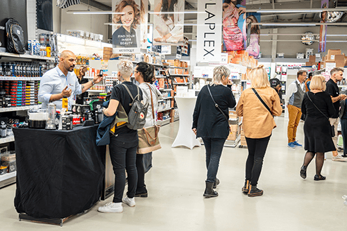 stopperka-hausmesse-friseurbedarf-messestand-mit-kunden-beratung-und-produktpraesentationbild-von-imsalon