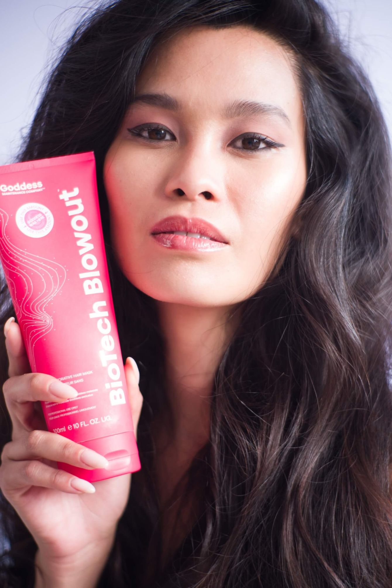 goddess-biotech-blowout-mask-leave-in-pflege-mit-hitzeschutz-plus-modelfoto-mit-schwarzen-haaren-mit-blowout-foehnfriseur