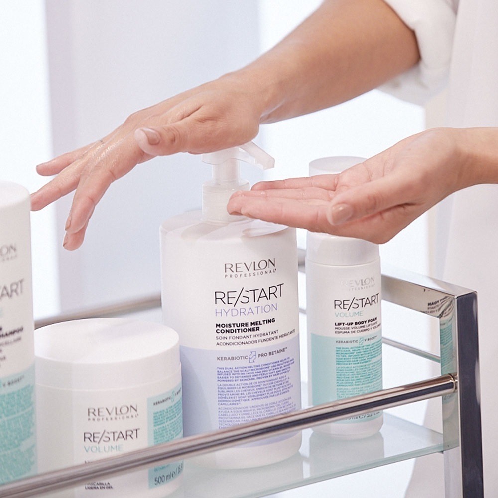 revlon-professional-re-start-hydration-moisture-melting-conditioner-fuer-trockenes-haar-weiss-blaue-flasche-750-ml-mit-konsistenz