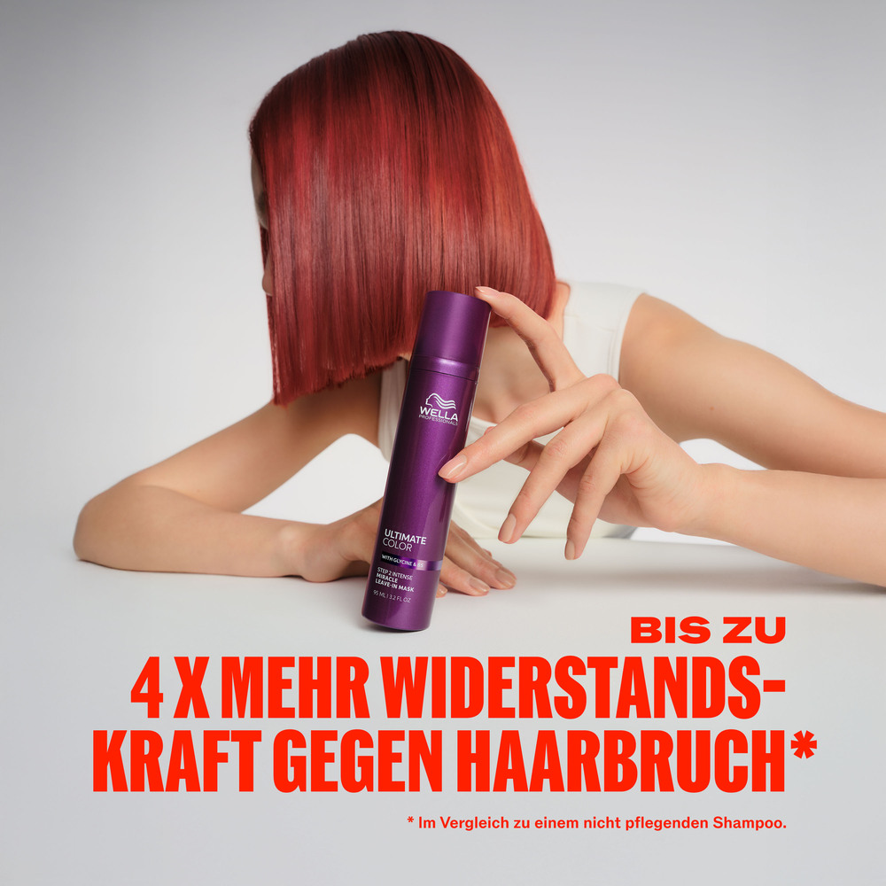 frau-mit-rotem-bob-haarschnitt-haelt-lila-wella-step-2-der-serie-ultimate-color-leave-in-mask-flasche-mit-werbetext-bis-zu-4x-wiederstandskraft-gegen-haarbruch