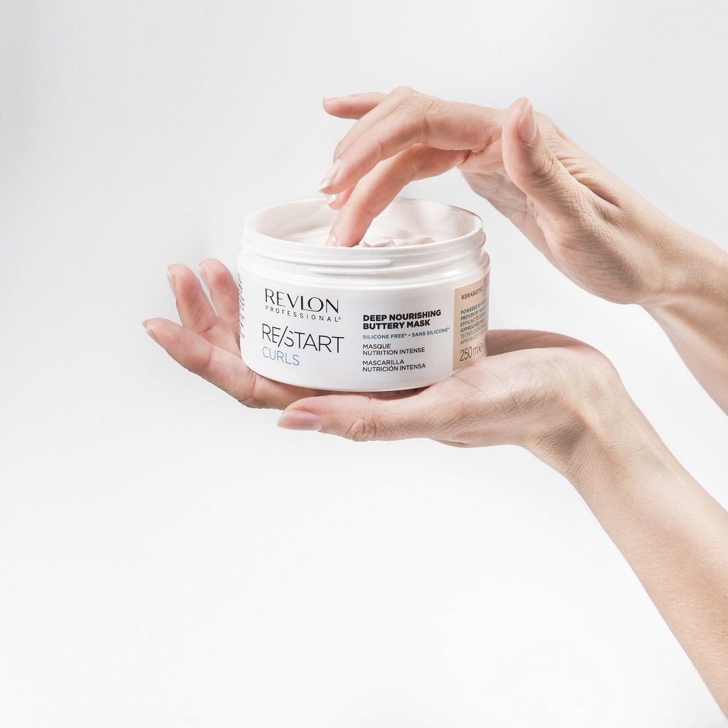 revlon-re-start-curls-deep-nourishing-buttery-mask-fuer-locken-weiss-orange-dose-250-mlin-der-hand