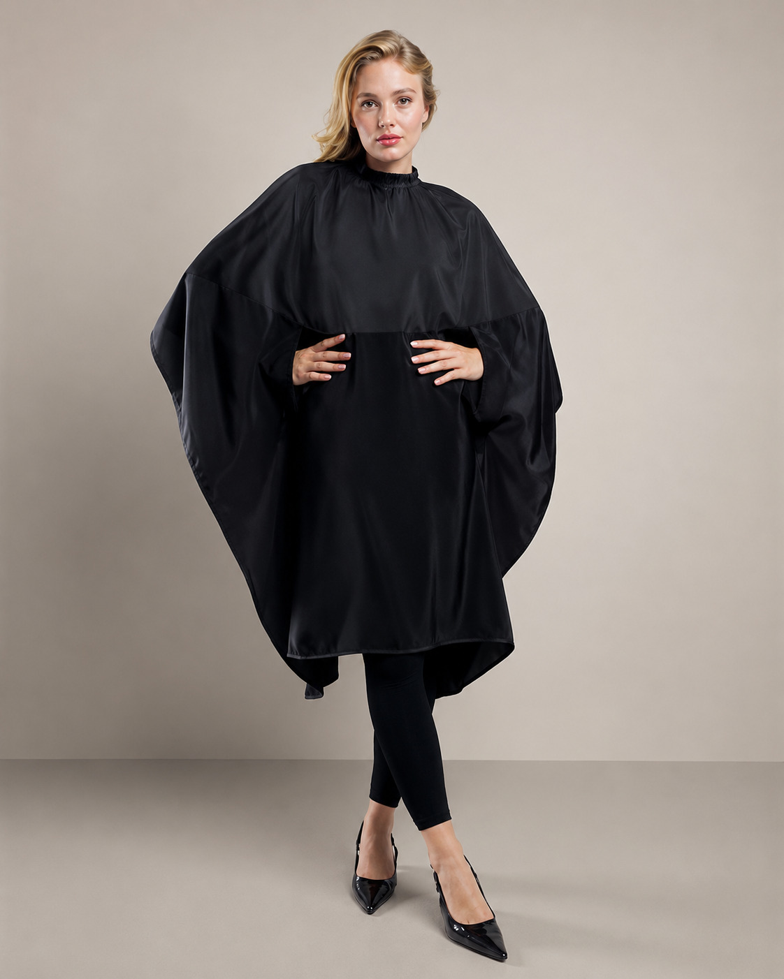trend-design-silque-balayage-friseurumhang-in-schwarz-185-mal-200-zentimeter-model-foto-mit-umhang-getragen