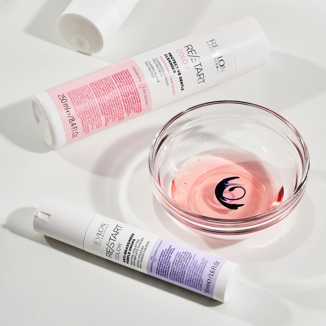 revlon-restart-color-shampoo-und-purple-drops-mit-angemischter-fluessigkeit-in-schale-zur-neutralisation-von-gelbstich-bei-blondem-haar