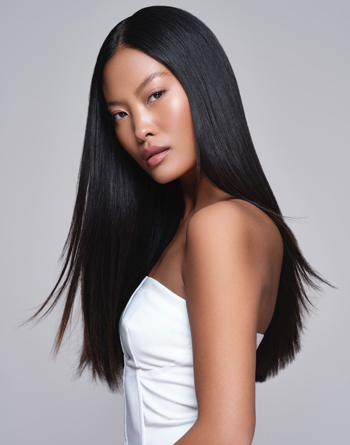 asp-kitoko-imagebild-frau-mit-langem-glattem-schwarzem-haar-und-weissem-top