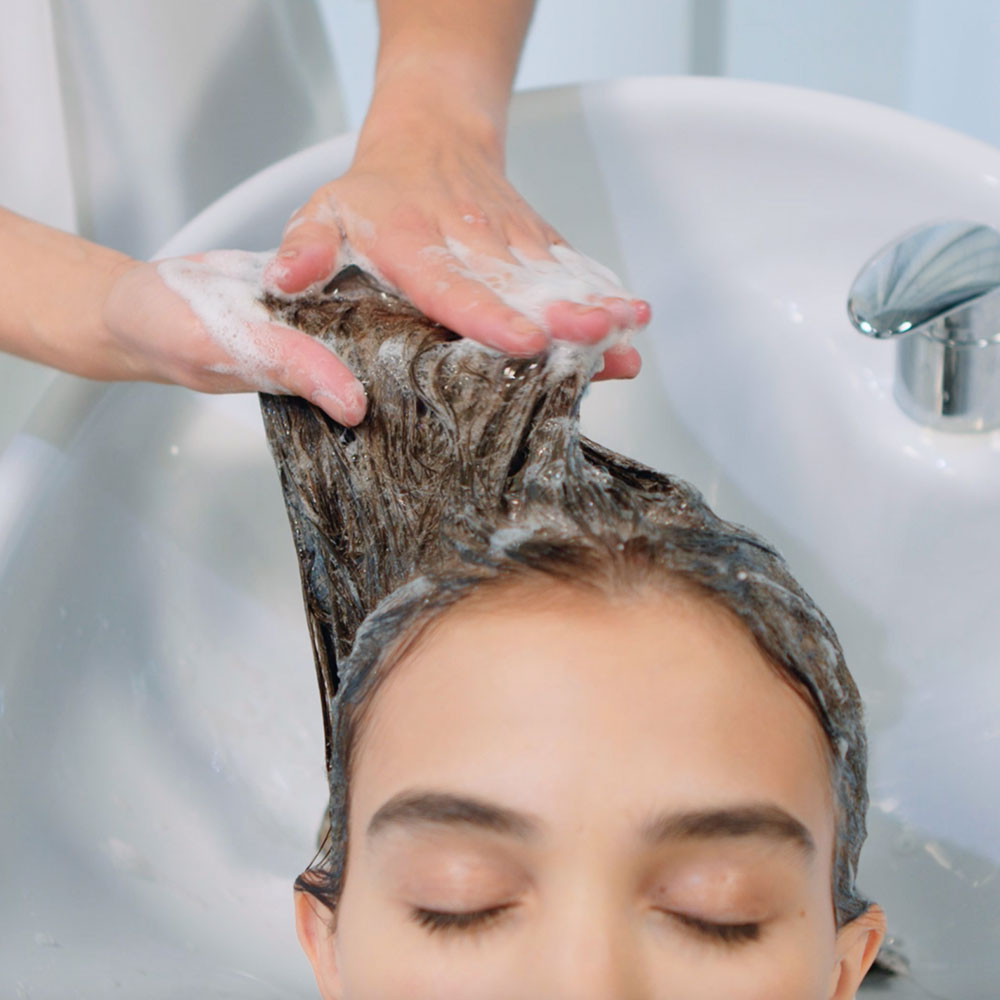 revlon-professional-re-start-balance-anti-dandruff-micellar-shampoo-fuer-schuppen-neigende-kopfhaut-anwendung-beim-haare-waschen