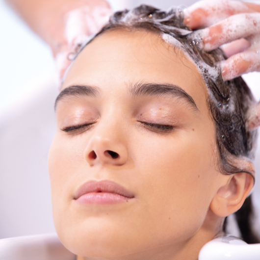 revlon-professional-re-start-hydration-moisture-micellar-shampoo-anwendung-beim-haarewaschen