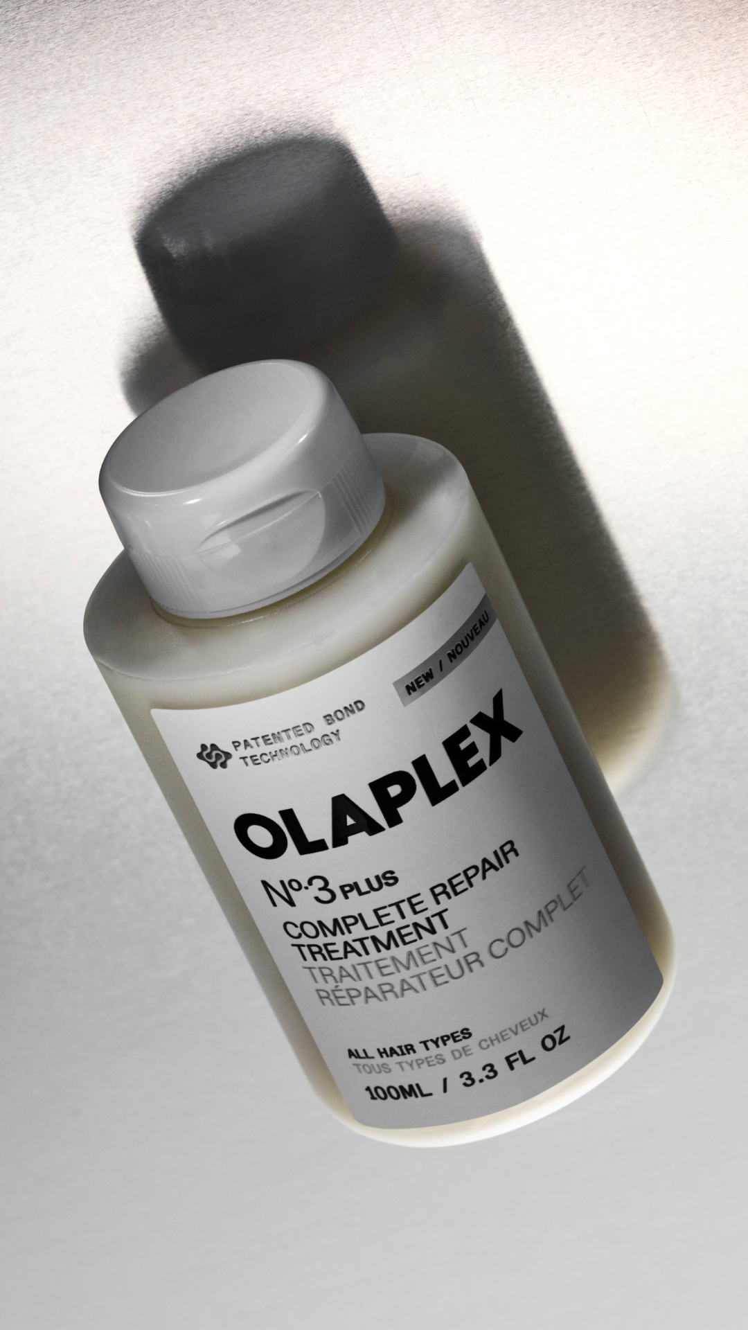 olaplex-no3-plus-complete-repair-treatment-pre-shampoo-fuer-geschaedigtes-haar-als-produktinszenierung-mit-schatteneffekt