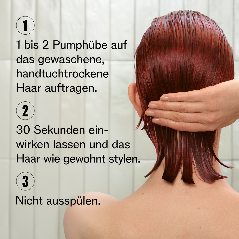 frau-mit-rotem-bob-haarschnitt-verteilt-das-leave-in-in-die-haare-mit-der-anwendung-von-wella-professionals-ultimate-color- miracle- leave-in-mask-95-ml