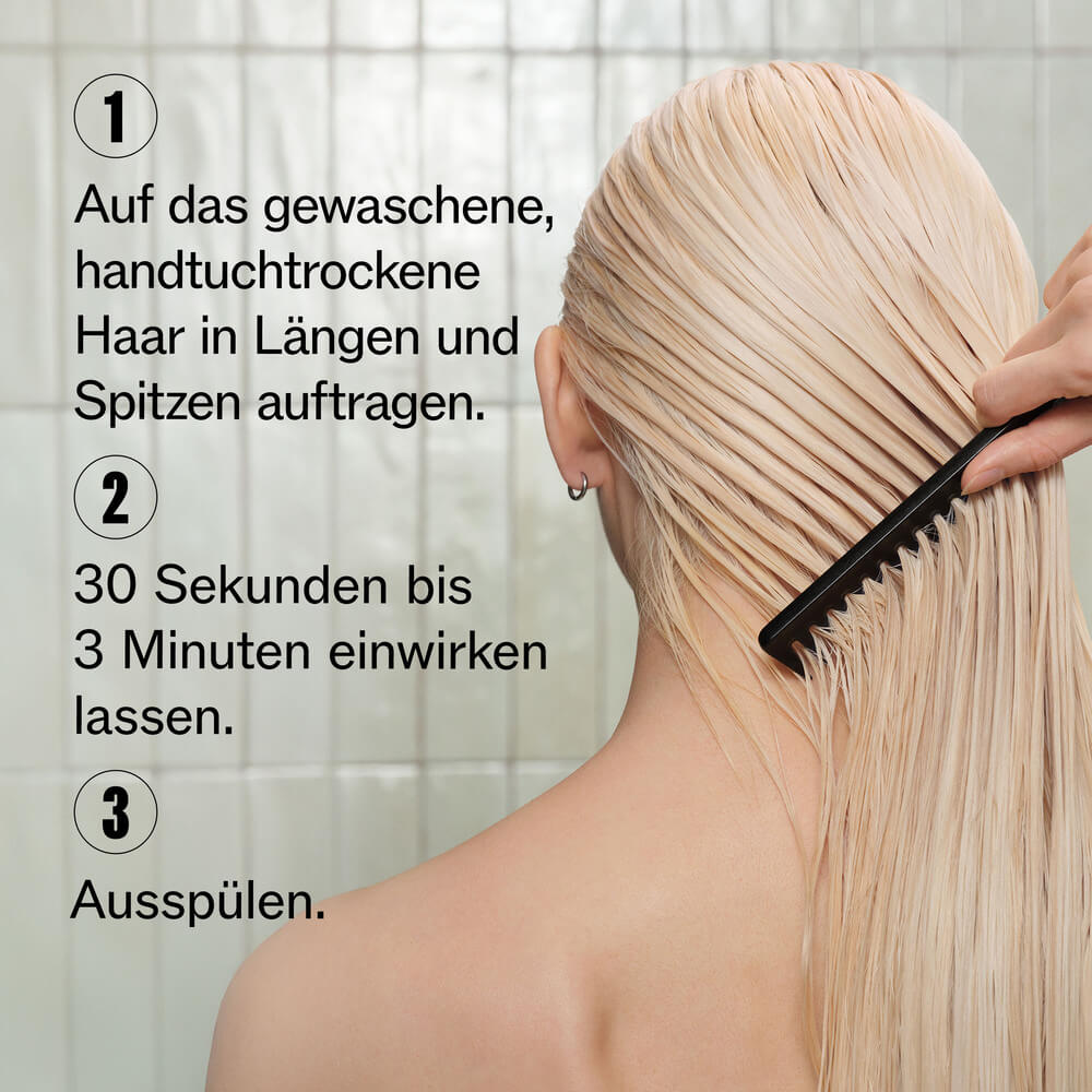 wella-professionals-anwendung-von-ultimate-color-conditioner-fuer-coloriertes-haar-200-ml-lila-tube-anwendung-frau-kaemmt-die-haare-und-infos