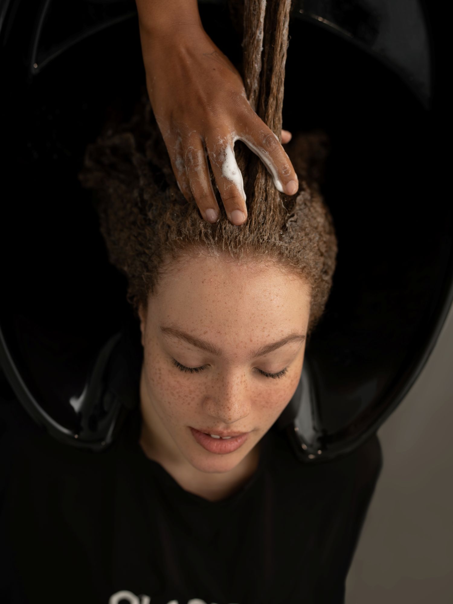 anwendungsbild-der-haarwaesche-mit-olaplex-no-4-curl