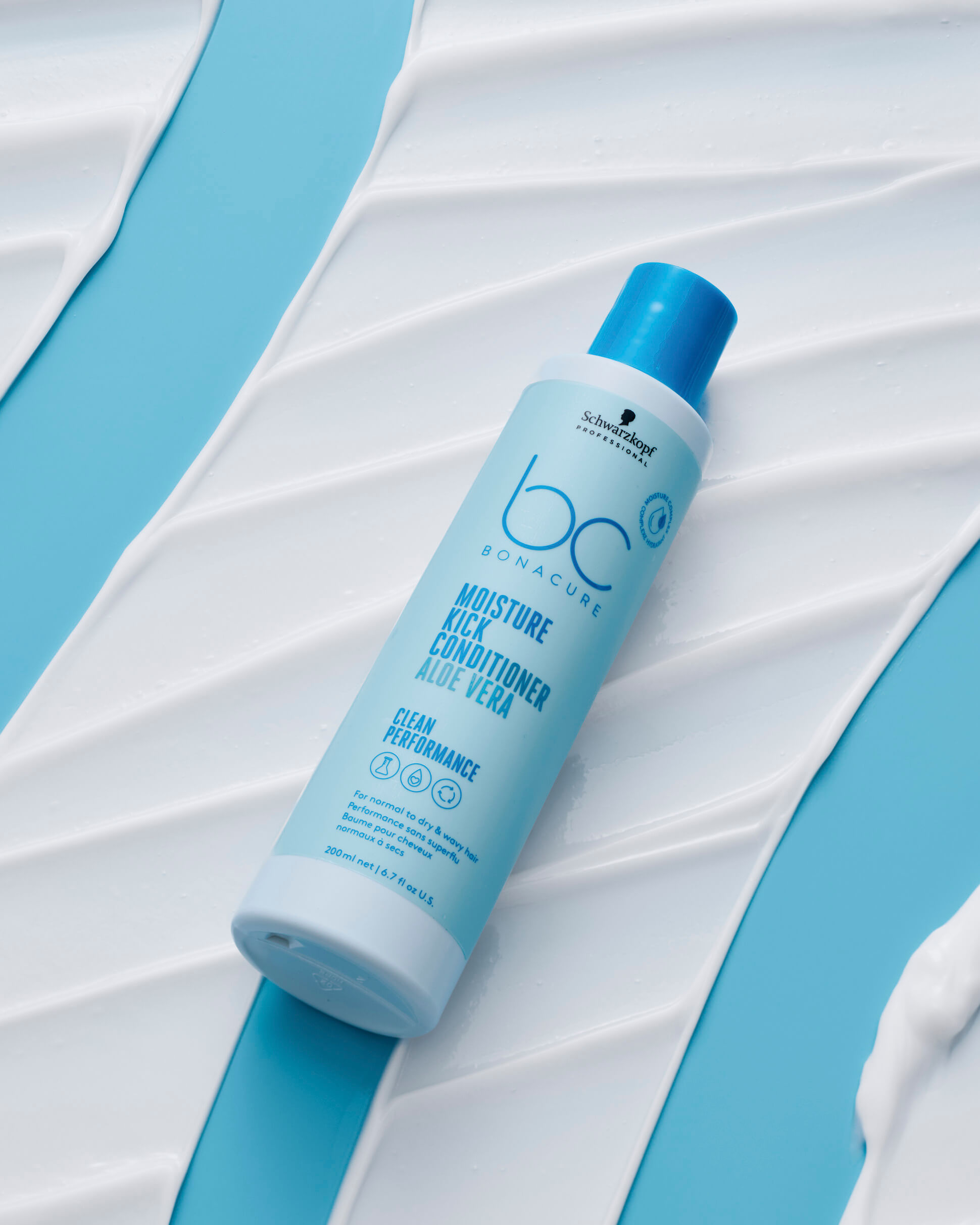 schwarzkopf-professional-bc-bonacure-moisture-kick-conditioner-mit-aloe-vera-weisse-250ml-flasche-blaues-label-hintergrund-mit-cremiger-konsistenz