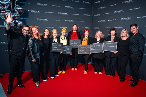 stopperka-hausmesse-stopperka-fachteam-mit-gefaerbten-modellen-vor-fotowand-bild-von-imsalon