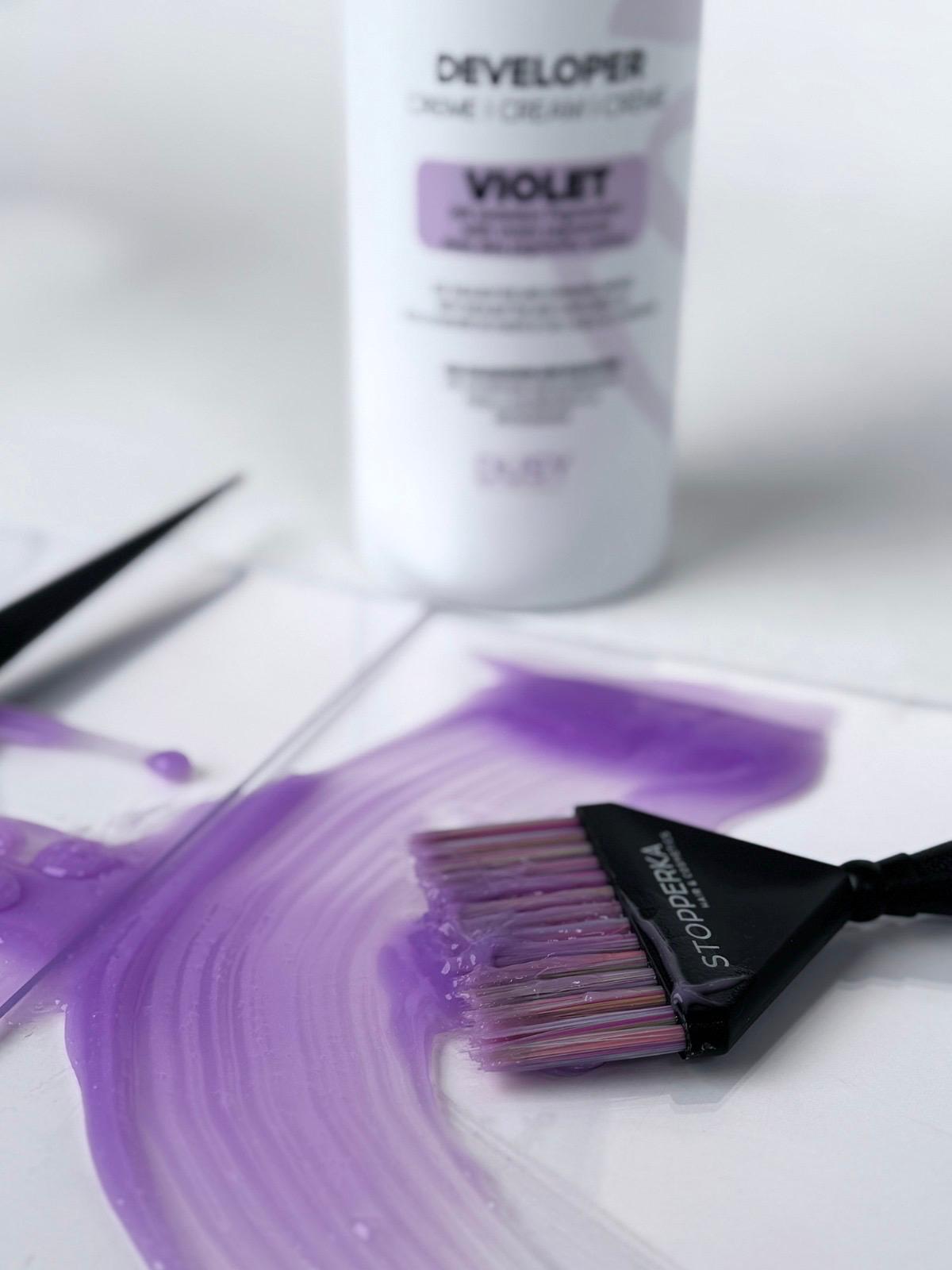 dusy-developer-violet-wasserstoffperoxid-mit-violetten-pigmenten-konsistenz-und-farbe-mit-faerbepinsel