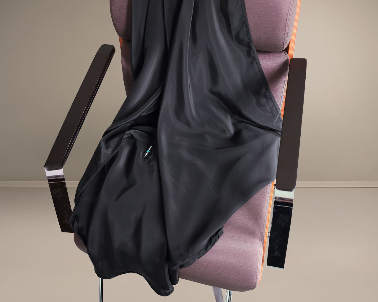 schwarzer-trend-design-silque-friseurumhang-ueber-einem-gepolsterten-friseurstuhl-drappiert