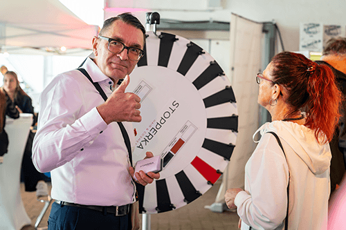 stopperka-friseurbedarf-event-hausmesse-gluecksrad-mit-kunde-bild-von-imsalon